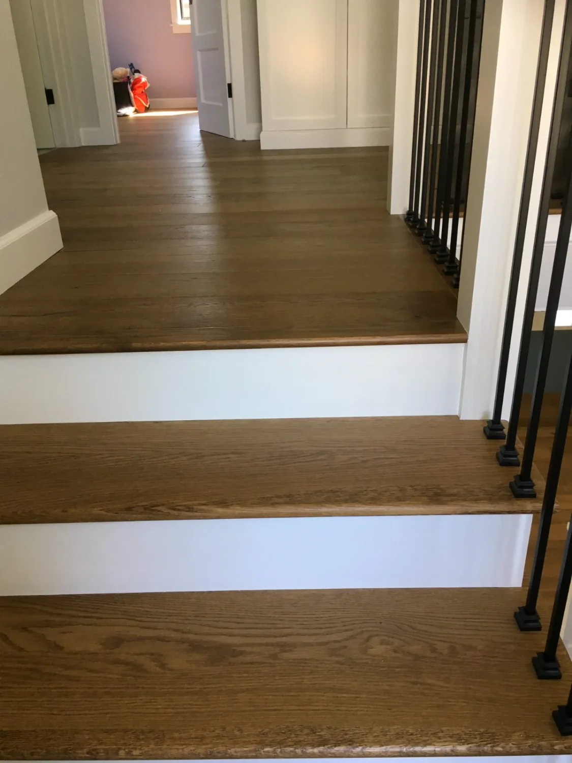 Oak hardwood stair landing with a wood-to-wood transition